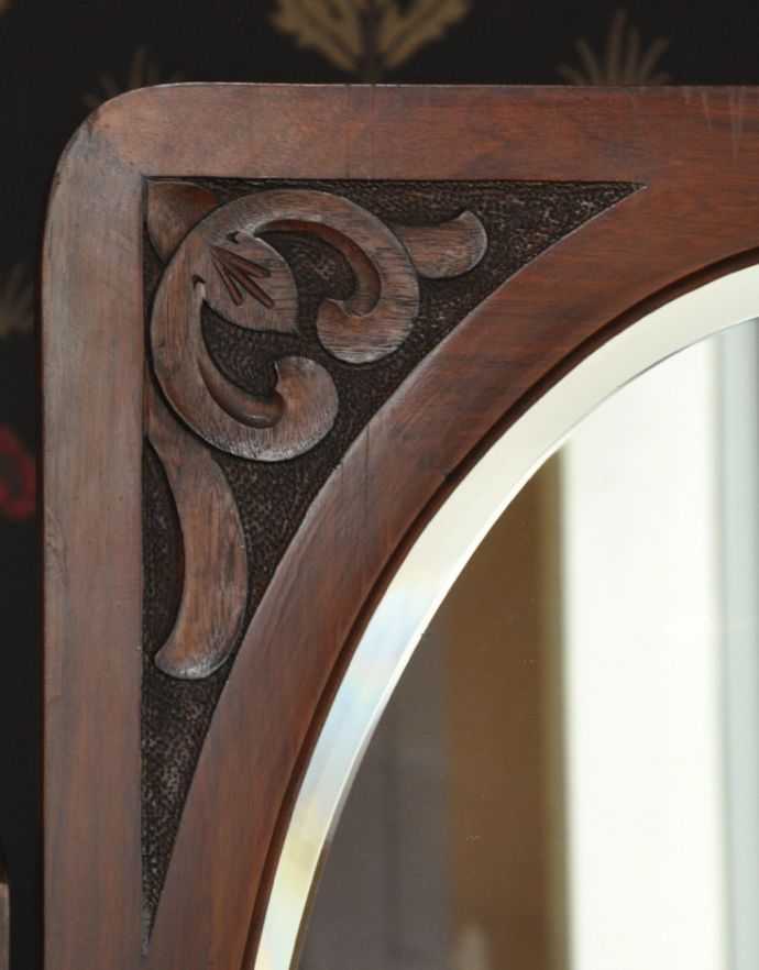 サイドバイサイド アンティーク家具 ミラー付きのアンティーク家具、英国デザインのドレッシングチェスト(三面鏡)。上品な飾りが付いています。(j-1622-f)