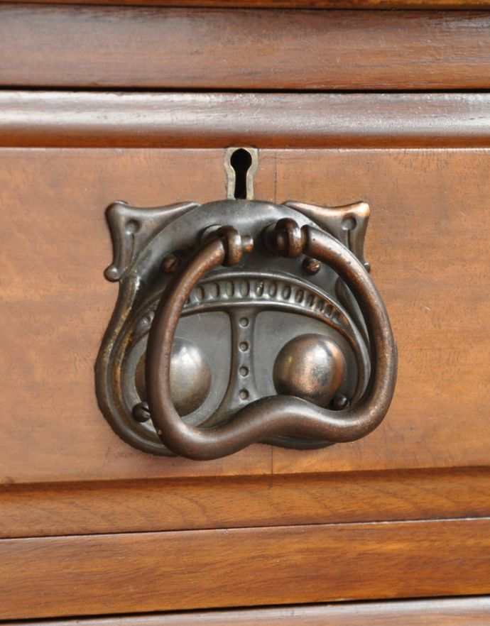 サイドバイサイド アンティーク家具 ミラー付きのアンティーク家具、英国デザインのドレッシングチェスト(三面鏡)。取っ手が素敵!アンティークならではの重厚感が出ています。(j-1622-f)