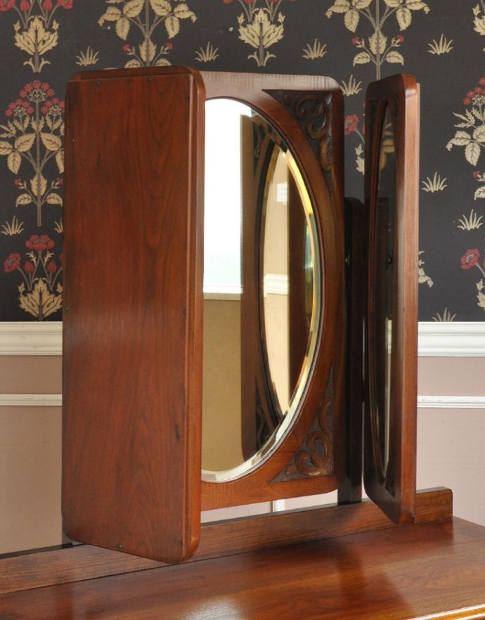 サイドバイサイド アンティーク家具 ミラー付きのアンティーク家具、英国デザインのドレッシングチェスト(三面鏡)。大きな鏡はお部屋を広く見せる効果大。(j-1622-f)