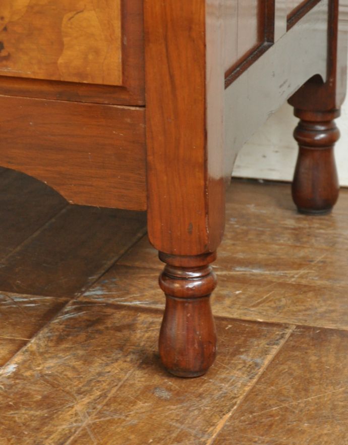 サイドバイサイド アンティーク家具 ミラー付きのアンティーク家具、英国デザインのドレッシングチェスト(三面鏡)。しっかりメンテナンスしてありますので安心してお使いください。(j-1622-f)