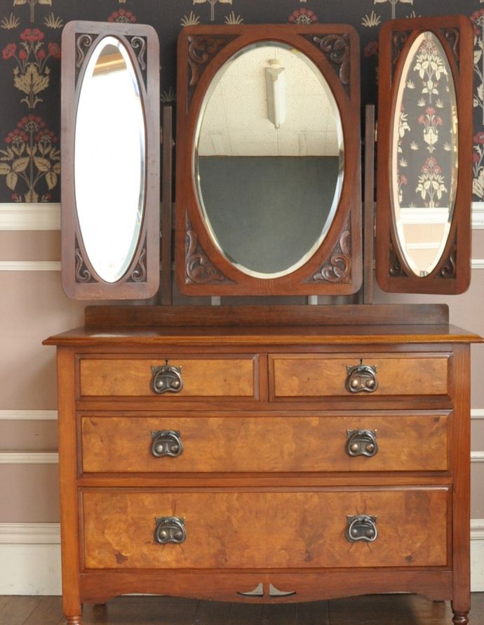 サイドバイサイド アンティーク家具 ミラー付きのアンティーク家具、英国デザインのドレッシングチェスト(三面鏡)。大きな引き出しがあるので、しっかり収納!日用品をしまっても、外見が素敵なので絵になるから嬉しい。(j-1622-f)