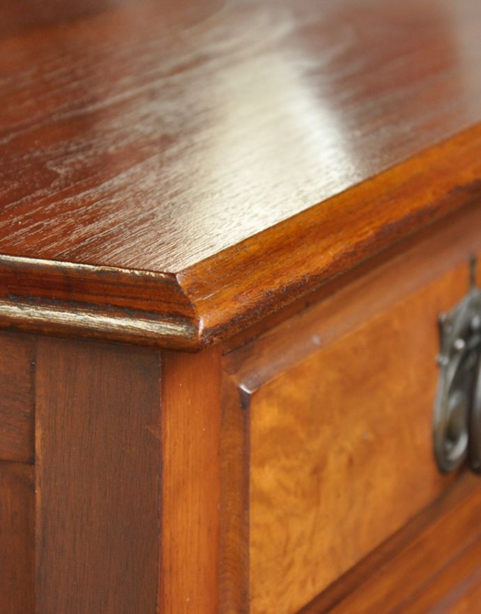 サイドバイサイド アンティーク家具 ミラー付きのアンティーク家具、英国デザインのドレッシングチェスト(三面鏡)。天板にもカッティングが施されています。(j-1622-f)