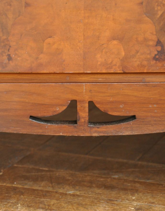 サイドバイサイド アンティーク家具 ミラー付きのアンティーク家具、英国デザインのドレッシングチェスト(三面鏡)。風格と品があるので、リビングはもちろん、和室や書斎、客間にも最適。(j-1622-f)