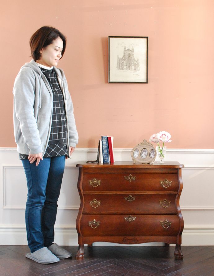 アンティークのチェスト　アンティーク家具　どこでも置ける小ぶりなサイズ、オーク材のアンティークチェスト（コモード）。高級感があって女性らしい優しい曲線。(j-1624-f)