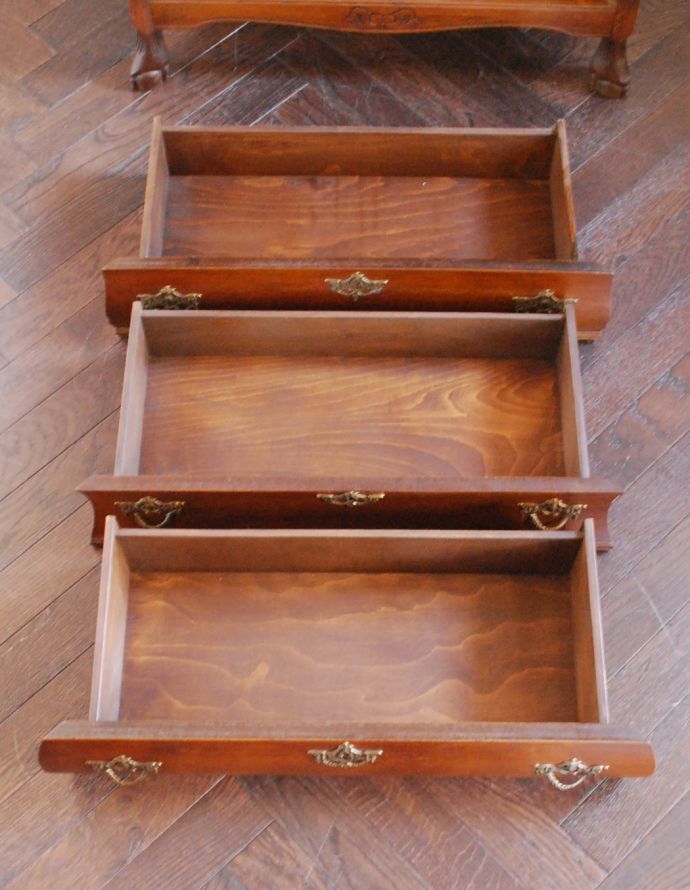 アンティークのチェスト　アンティーク家具　どこでも置ける小ぶりなサイズ、オーク材のアンティークチェスト（コモード）。引き出しは３杯。(j-1624-f)