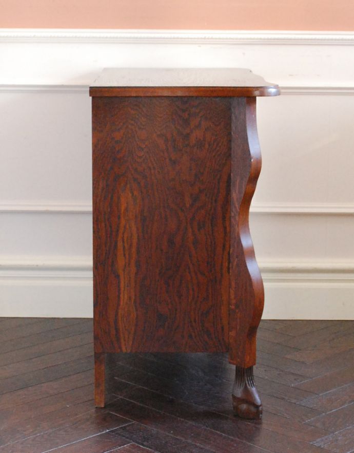 アンティークのチェスト　アンティーク家具　どこでも置ける小ぶりなサイズ、オーク材のアンティークチェスト（コモード）。前板が波打っています。(j-1624-f)