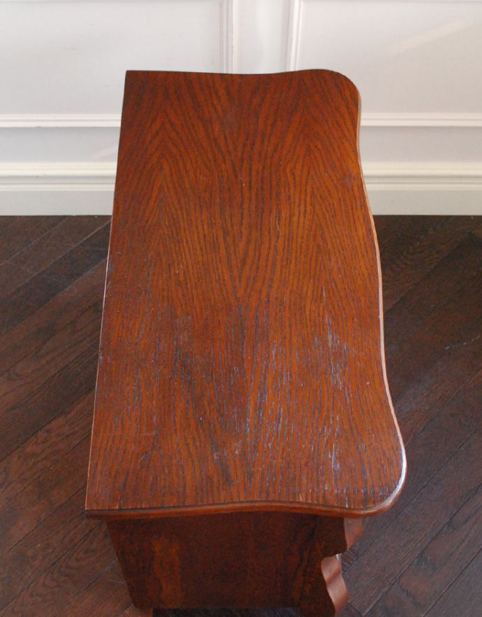 アンティークのチェスト　アンティーク家具　どこでも置ける小ぶりなサイズ、オーク材のアンティークチェスト（コモード）。天板も木目がとってもキレイです。(j-1624-f)