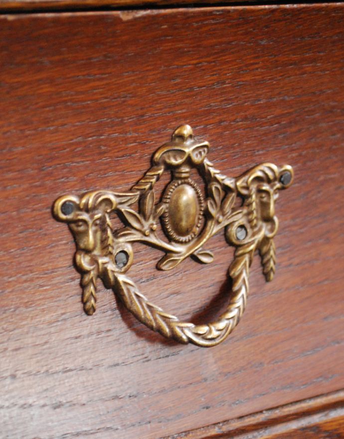 アンティークのチェスト　アンティーク家具　どこでも置ける小ぶりなサイズ、オーク材のアンティークチェスト（コモード）。エンブレムをモチーフにした優雅な取っ手。(j-1624-f)
