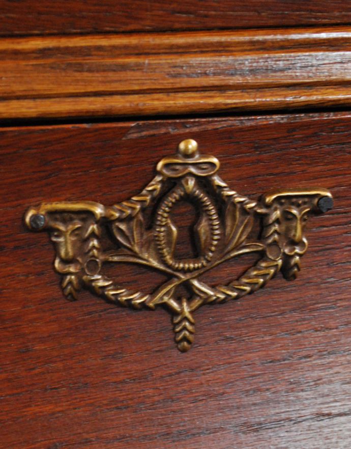 アンティークのチェスト　アンティーク家具　どこでも置ける小ぶりなサイズ、オーク材のアンティークチェスト（コモード）。中央の装飾も美しくてうっとり。(j-1624-f)