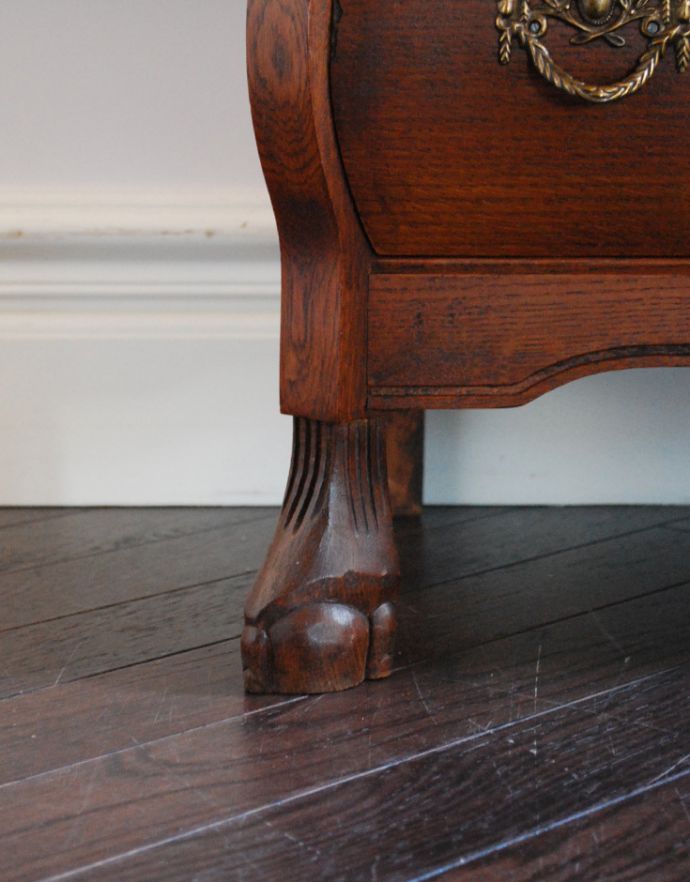 アンティークのチェスト　アンティーク家具　どこでも置ける小ぶりなサイズ、オーク材のアンティークチェスト（コモード）。どっしり貫禄のある脚先。(j-1624-f)