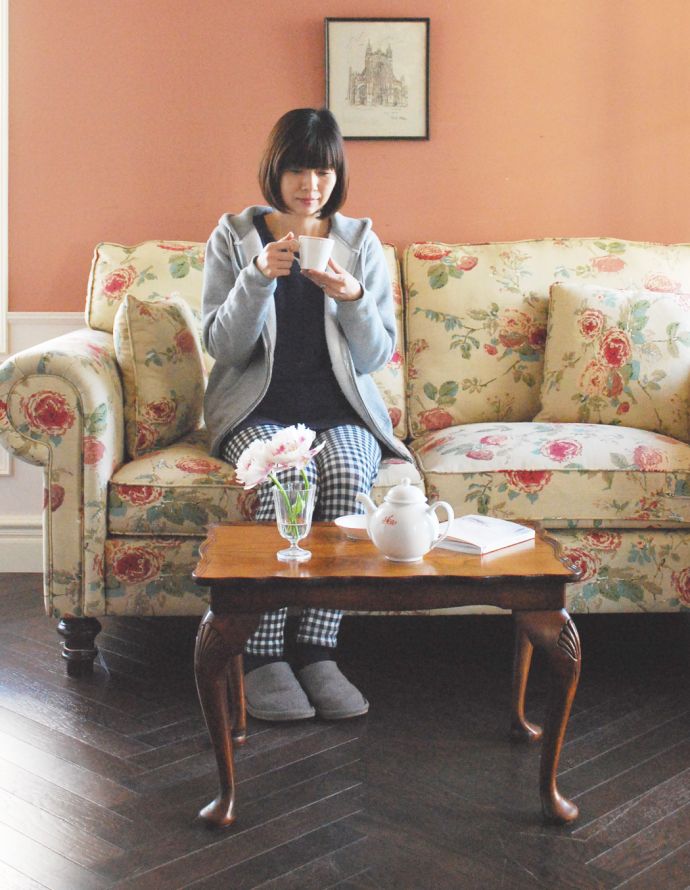 ロイドテーブル アンティーク家具 光沢のある美しい木目が魅力のアンティークコーヒーテーブル。サイドテーブルにも最適!使いたいときに使いたいところに持ってこられる気軽さが魅力です。(j-1627-f)