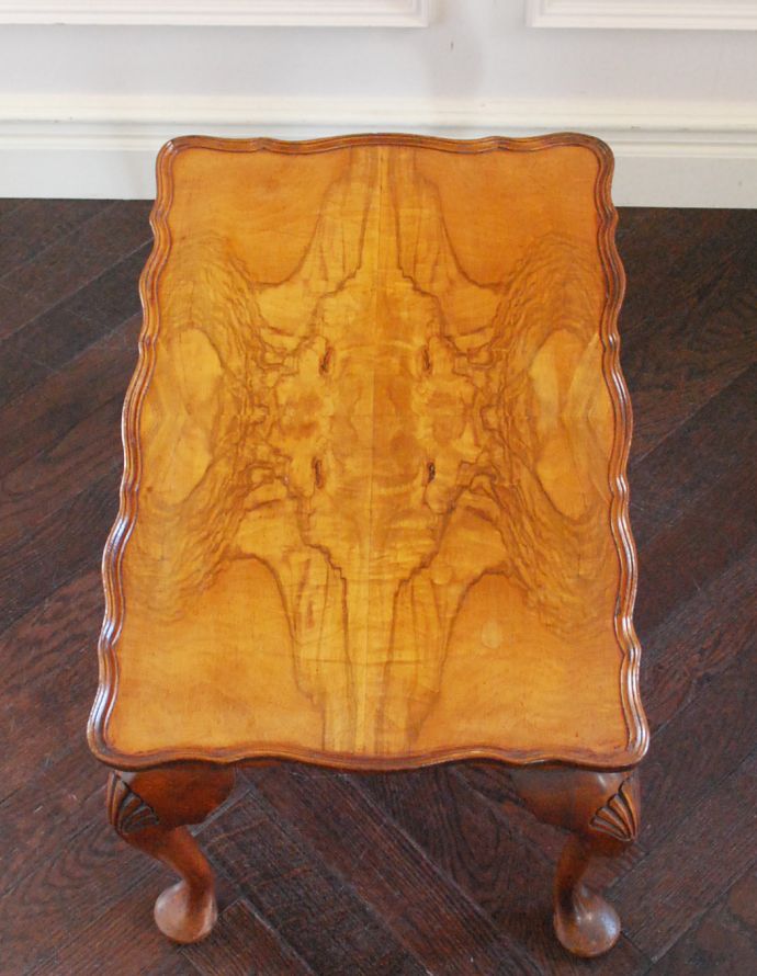 ロイドテーブル アンティーク家具 光沢のある美しい木目が魅力のアンティークコーヒーテーブル。天板もキレイに仕上げました。(j-1627-f)