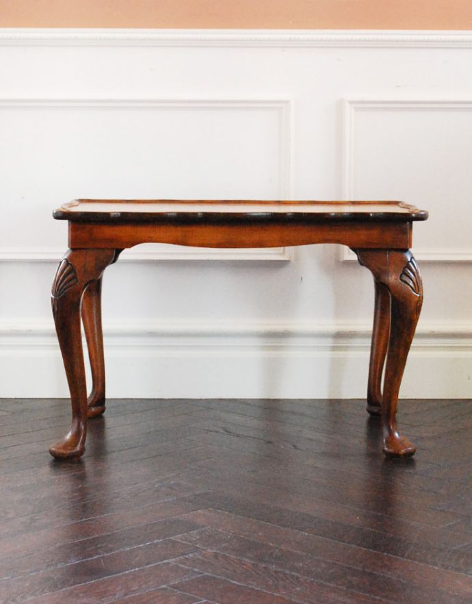 ロイドテーブル アンティーク家具 光沢のある美しい木目が魅力のアンティークコーヒーテーブル。アンティークは新品ではないので、経年変化によるキズはありますが、専門の職人によって目立たないようにキレイにお直しをしています。(j-1627-f)