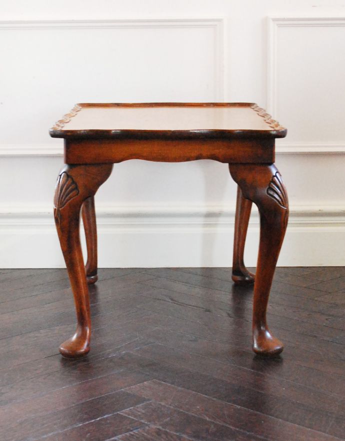 ロイドテーブル アンティーク家具 光沢のある美しい木目が魅力のアンティークコーヒーテーブル。大人っぽいカラーで落ち着きがあります。(j-1627-f)