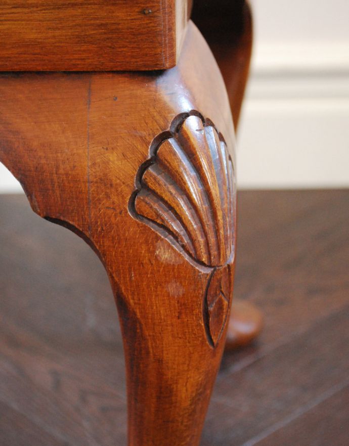 ロイドテーブル アンティーク家具 光沢のある美しい木目が魅力のアンティークコーヒーテーブル。シェル(貝)のような彫りが脚元に施されています。(j-1627-f)