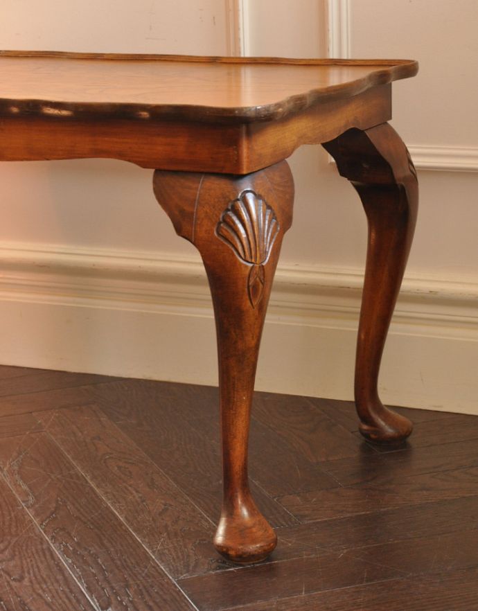 ロイドテーブル アンティーク家具 光沢のある美しい木目が魅力のアンティークコーヒーテーブル。しっかり彫が入った脚の装飾がかっこいいです。(j-1627-f)