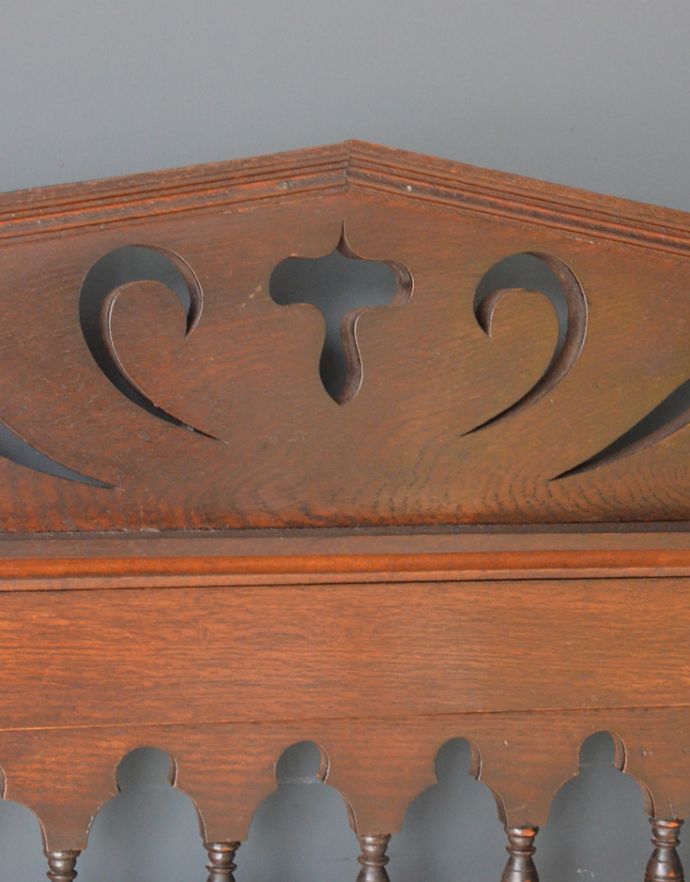 アンティークの玄関収納　アンティーク家具　英国らしいミラー付のアンティーク家具、玄関の収納家具のホールスタンド（コート掛け）。木の装飾が上品なアクセントになっています。(j-1628-f)