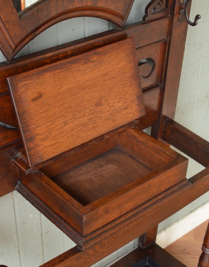 英国らしいミラー付のアンティーク家具、玄関の収納家具のホール