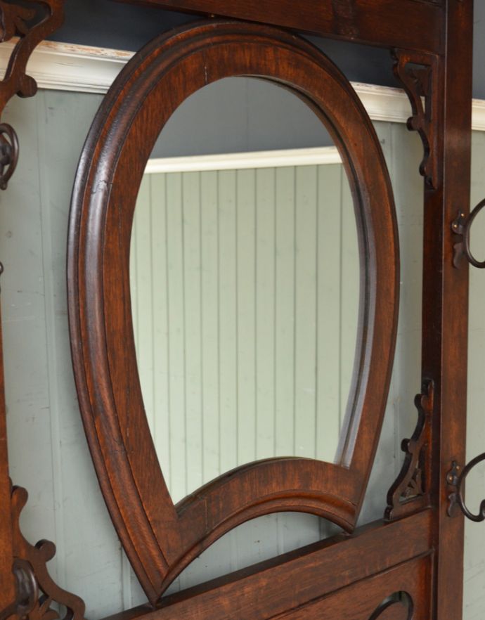 アンティークの玄関収納　アンティーク家具　英国らしいミラー付のアンティーク家具、玄関の収納家具のホールスタンド（コート掛け）。鏡があることで、出かける前にサッと身だしなみチェックできるから本当に便利。(j-1628-f)