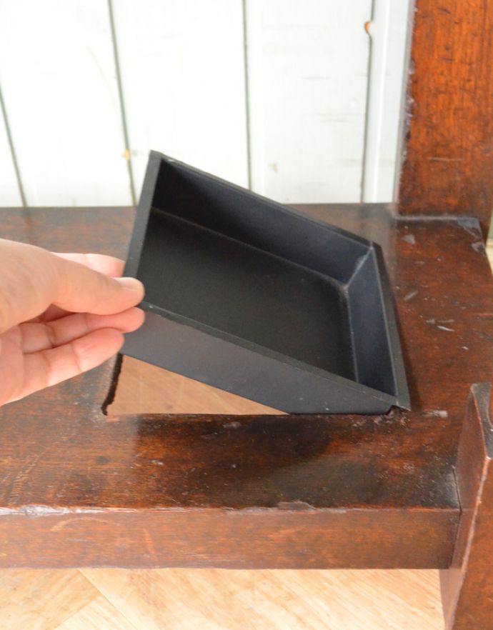 アンティークの玄関収納　アンティーク家具　英国らしいミラー付のアンティーク家具、玄関の収納家具のホールスタンド（コート掛け）。雨水を受けるところが付いています。(j-1628-f)