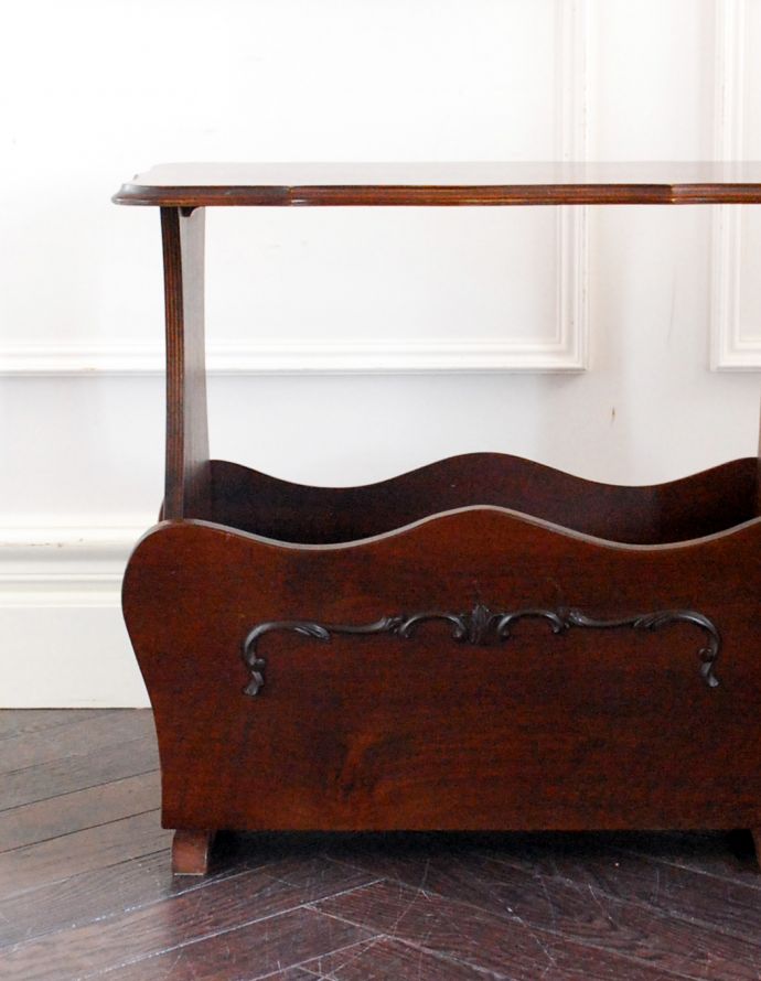 マガジンラック アンティーク家具 フランスらしい彫が美しいアンティーク家具、天板付きの便利なマガジンラック。ベッドやソファの横など、どこにでもちょこんと置けるコンパクトサイズで便利です。(j-1630-f)