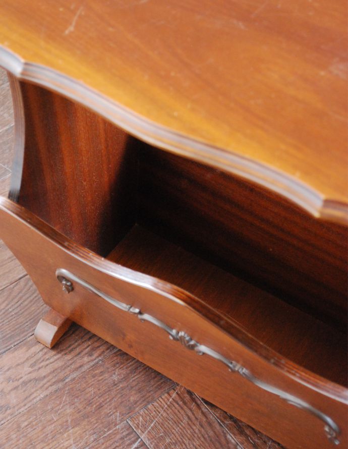 マガジンラック アンティーク家具 フランスらしい彫が美しいアンティーク家具、天板付きの便利なマガジンラック。中までしっかりとお手入れしています。(j-1630-f)