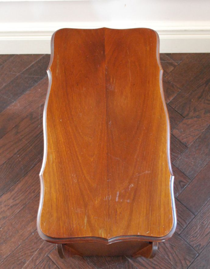 マガジンラック アンティーク家具 フランスらしい彫が美しいアンティーク家具、天板付きの便利なマガジンラック。天板があります。(j-1630-f)