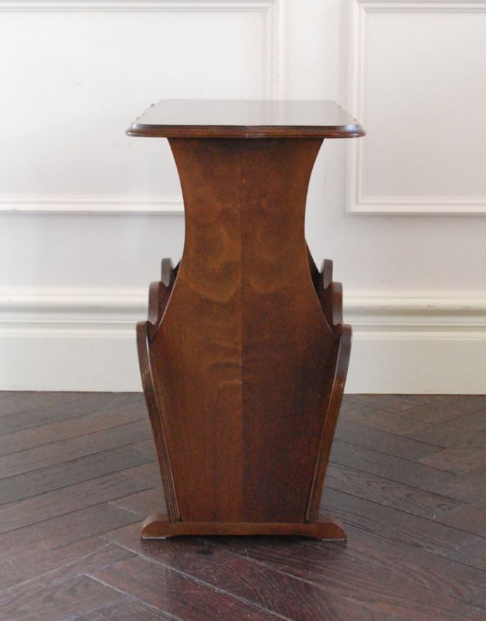 マガジンラック アンティーク家具 フランスらしい彫が美しいアンティーク家具、天板付きの便利なマガジンラック。本や雑誌が取り出しやすいデザインになっています。(j-1630-f)