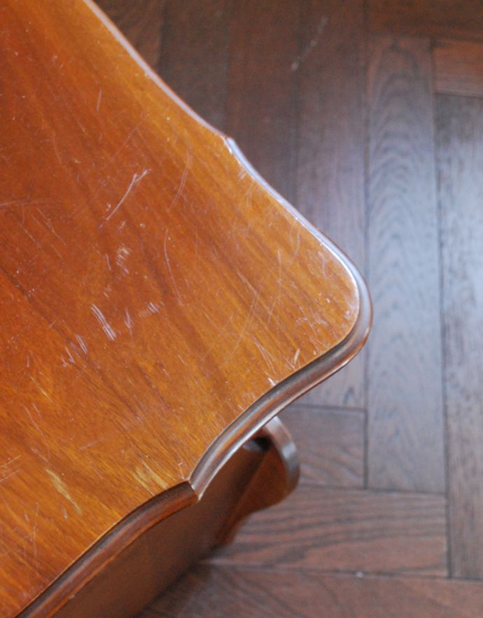 マガジンラック アンティーク家具 フランスらしい彫が美しいアンティーク家具、天板付きの便利なマガジンラック。アンティークは新品ではないので、経年変化によるキズはありますが、専門の職人によって目立たないようにキレイにお直しをしています。(j-1630-f)