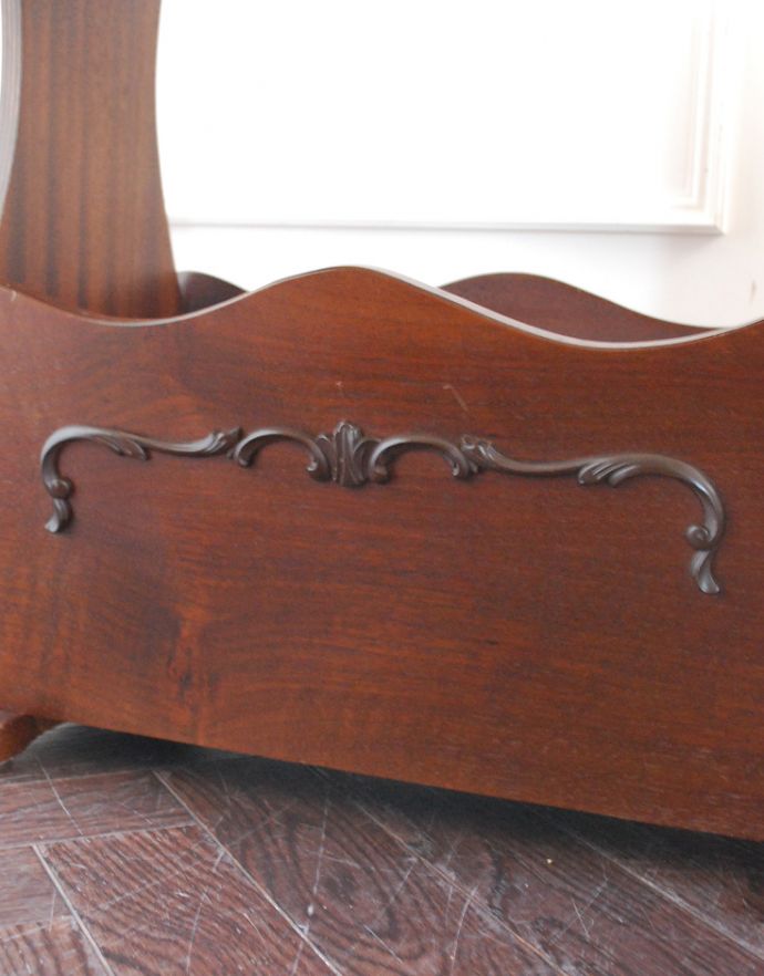 マガジンラック アンティーク家具 フランスらしい彫が美しいアンティーク家具、天板付きの便利なマガジンラック。デザインもオシャレ!和洋問わず、使いやすいのが魅力です。(j-1630-f)