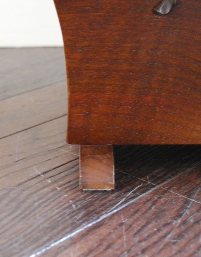 マガジンラック アンティーク家具 フランスらしい彫が美しいアンティーク家具、天板付きの便利なマガジンラック。しっかりメンテナンスしてありますのでご安心ください。(j-1630-f)