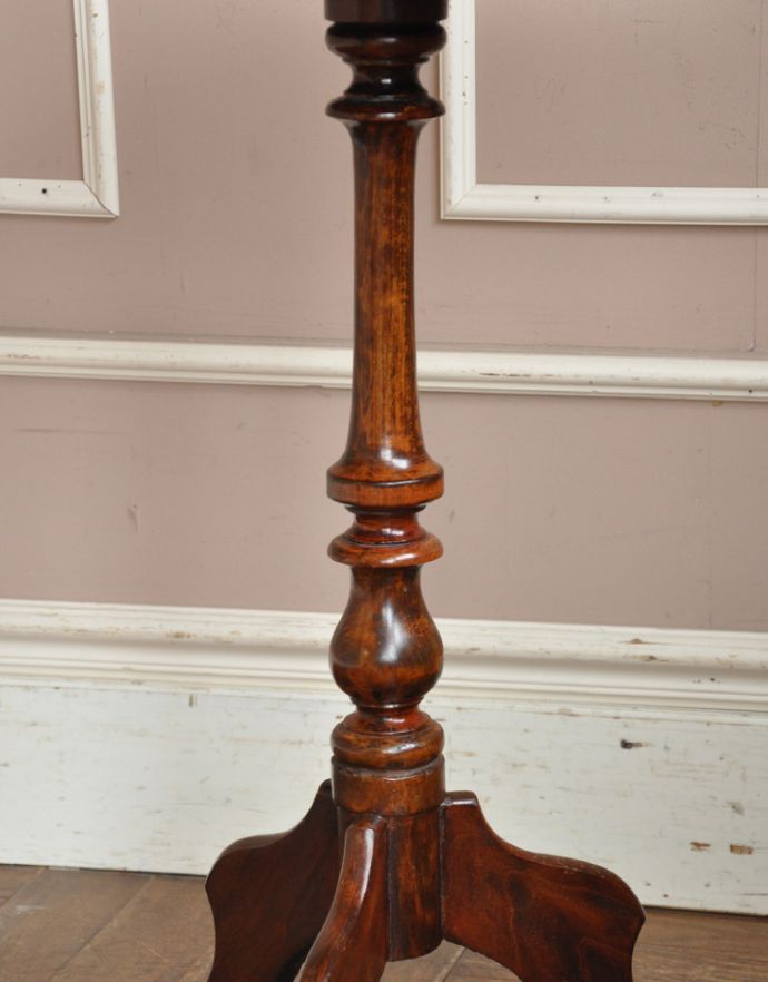 ロイドテーブル　アンティーク家具　イギリスの美しいアンティーク家具、丸い天板のワインテーブル（オケージョナルテーブル） 。１つ１つキレイな装飾には、思わずうっとりしてしまいます。(j-1631-f)