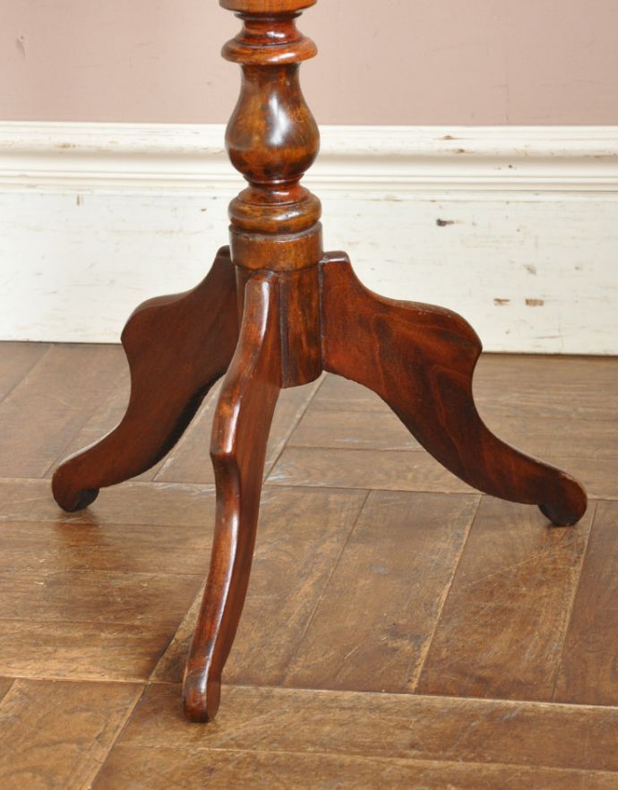 ロイドテーブル　アンティーク家具　イギリスの美しいアンティーク家具、丸い天板のワインテーブル（オケージョナルテーブル） 。重厚感のある美しい脚がリッチ感を出してくれます。(j-1631-f)