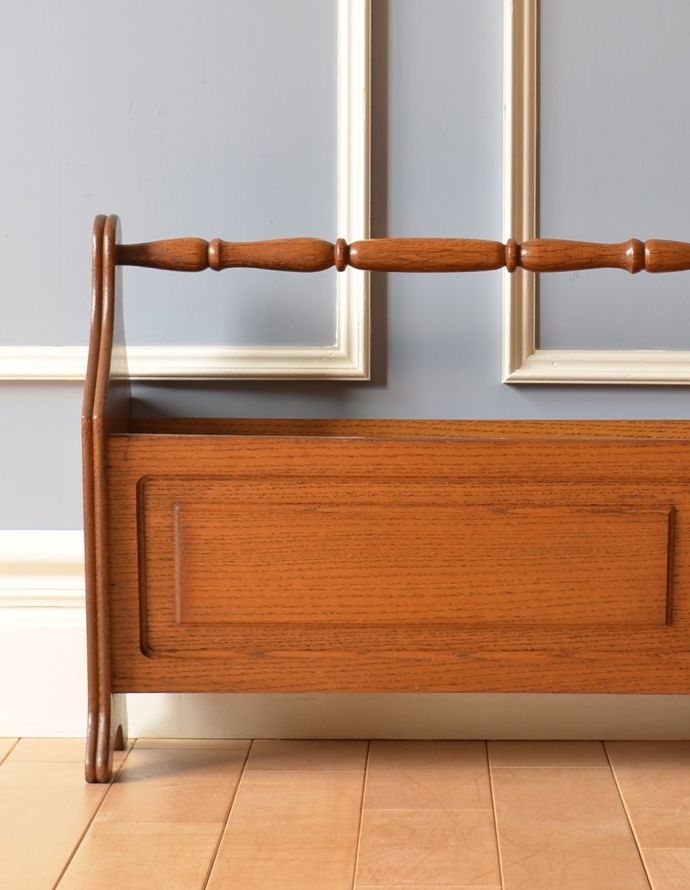 マガジンラック アンティーク家具 フランスのアンティーク収納家具、彫りがキレイで小ぶりなマガジンラック。持ち運びも楽なので、使いたいところで使ってくださいね。(j-1632-f)