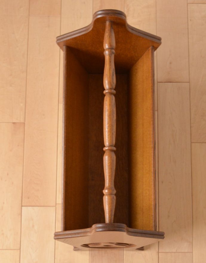 マガジンラック アンティーク家具 フランスのアンティーク収納家具、彫りがキレイで小ぶりなマガジンラック。中までしっかりとお手入れしています。(j-1632-f)