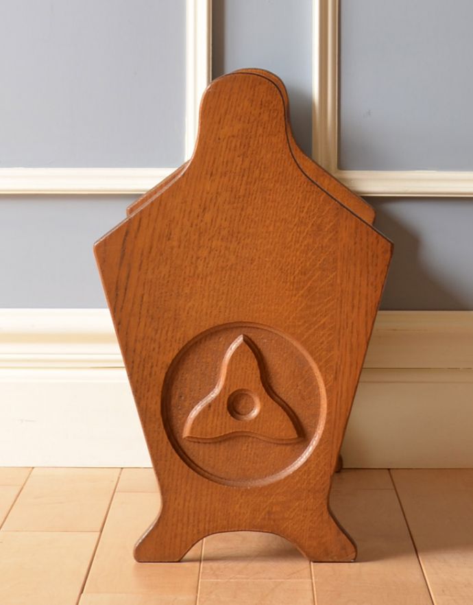 マガジンラック アンティーク家具 フランスのアンティーク収納家具、彫りがキレイで小ぶりなマガジンラック。横からみても可愛いポイントが入っていて、お洒落なデザインです。(j-1632-f)