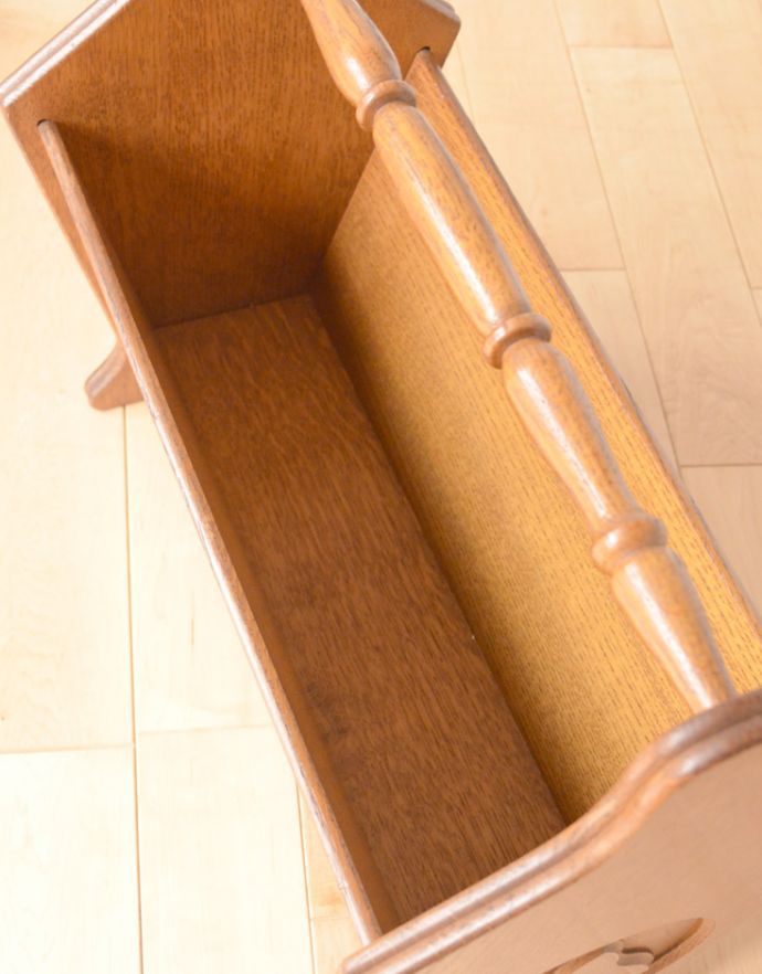 マガジンラック アンティーク家具 フランスのアンティーク収納家具、彫りがキレイで小ぶりなマガジンラック。持ち運びも楽なので、使いたいところで使ってくださいね。(j-1632-f)