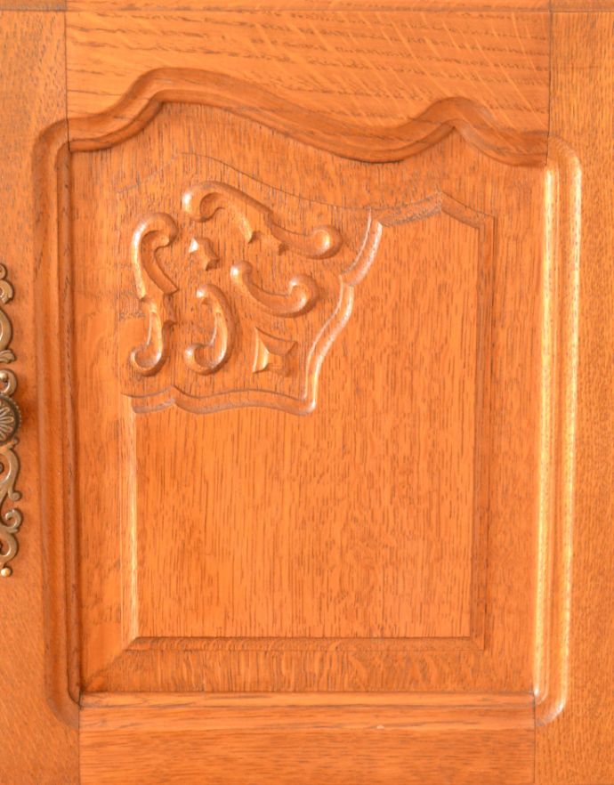 アンティークのキャビネット　アンティーク家具　リビングで便利に使えるアンティーク家具、フランスの美しいキャビネット。植物があしらわれた装飾にはどこか和の美しさを感じます。(j-1635-f)