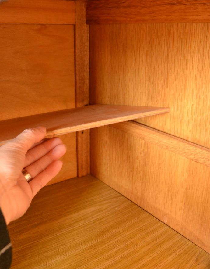 アンティークのキャビネット　アンティーク家具　リビングで便利に使えるアンティーク家具、フランスの美しいキャビネット。扉内も綺麗な状態です。(j-1635-f)