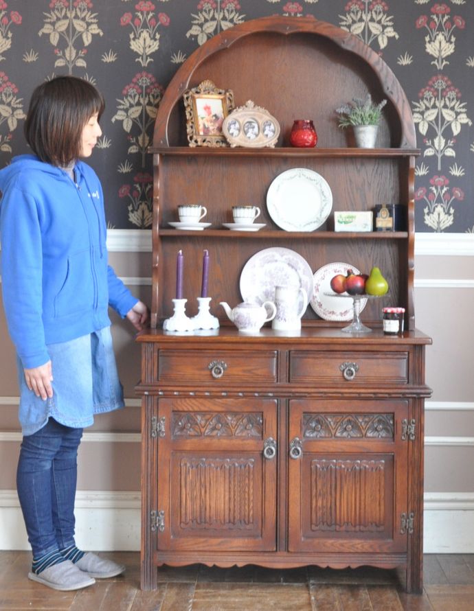 アンティークのキャビネット アンティーク家具 重厚感あるアンティークの英国家具、装飾がとっても美しいカップボード。天板はメモをとるスペースもあるので電話台に最適。(j-1636-f)