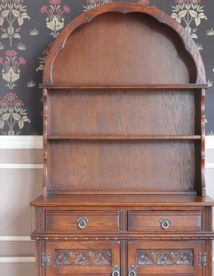 アンティークのキャビネット アンティーク家具 重厚感あるアンティークの英国家具、装飾がとっても美しいカップボード。見せたくないものは下の扉の奥にしまえます。(j-1636-f)