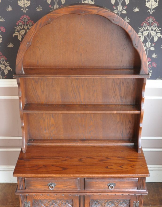 アンティークのキャビネット アンティーク家具 重厚感あるアンティークの英国家具、装飾がとっても美しいカップボード。天板は広々としています。(j-1636-f)