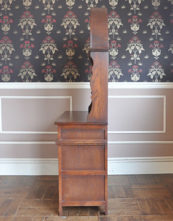 アンティークのキャビネット アンティーク家具 重厚感あるアンティークの英国家具、装飾がとっても美しいカップボード。奥行きが浅いので、横から見るととてもスッキリとしていて圧迫感がありません。(j-1636-f)