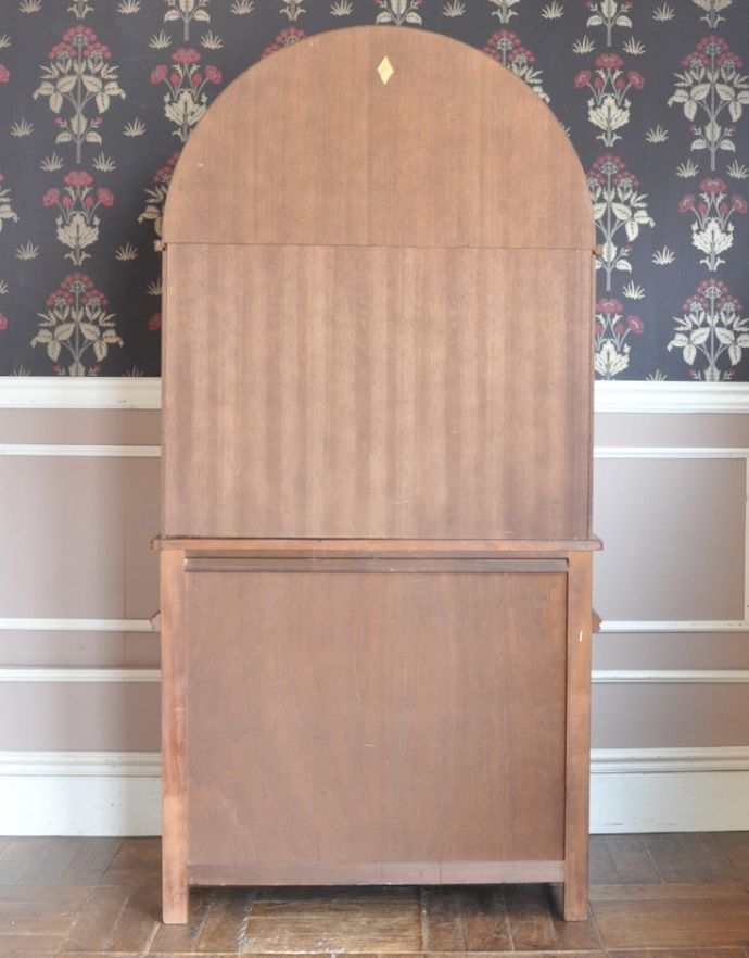 アンティークのキャビネット アンティーク家具 重厚感あるアンティークの英国家具、装飾がとっても美しいカップボード。きちんとメンテナンスしてあるので、裏側もキレイです。(j-1636-f)