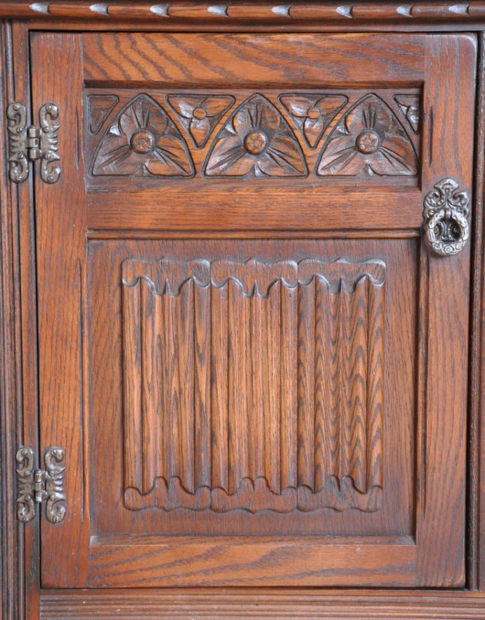 アンティークのキャビネット アンティーク家具 重厚感あるアンティークの英国家具、装飾がとっても美しいカップボード。2つとないアンティークらしい職人の技を感じる装飾です。(j-1636-f)