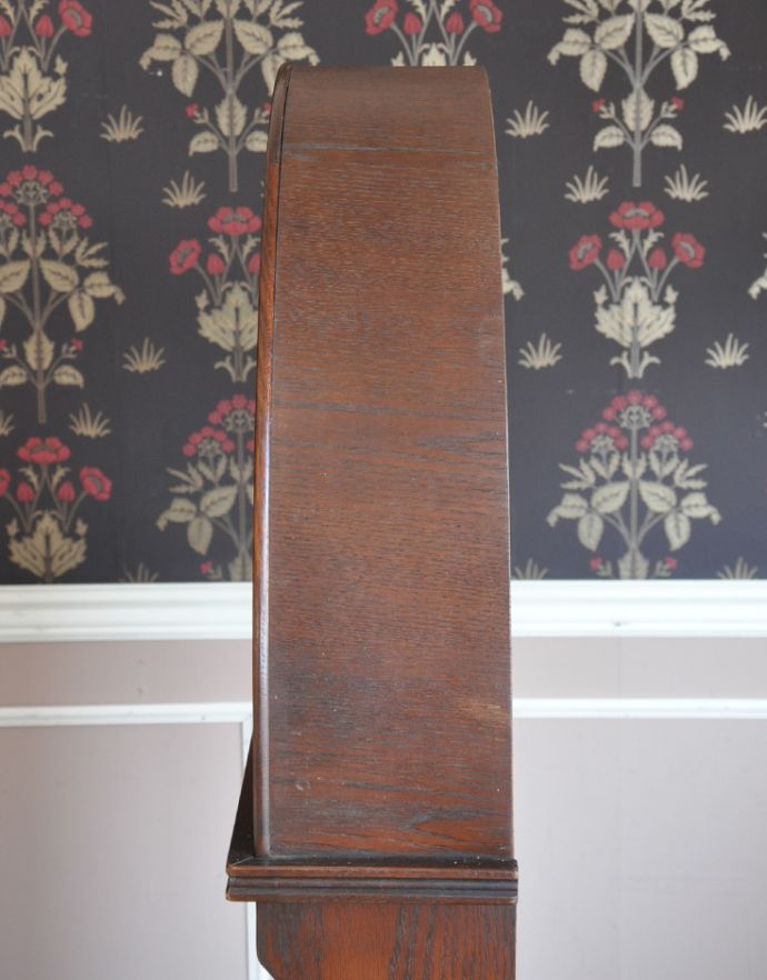 アンティークのキャビネット アンティーク家具 重厚感あるアンティークの英国家具、装飾がとっても美しいカップボード。天板もピカピカにお直ししました。(j-1636-f)