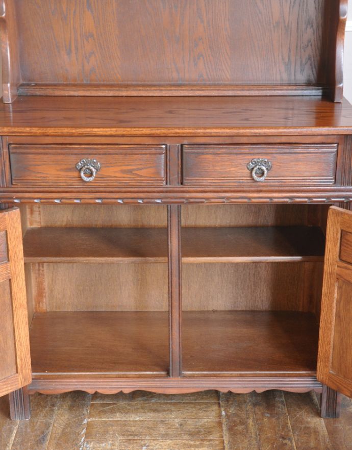 アンティークのキャビネット アンティーク家具 重厚感あるアンティークの英国家具、装飾がとっても美しいカップボード。棚板は固定タイプです。(j-1636-f)