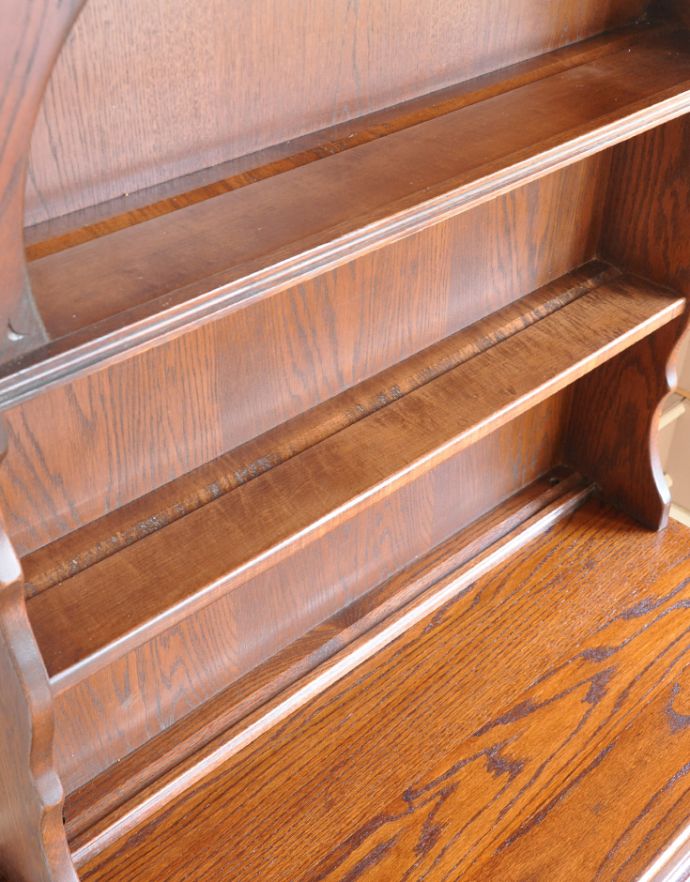 アンティークのキャビネット アンティーク家具 重厚感あるアンティークの英国家具、装飾がとっても美しいカップボード。お皿を立てる溝があります。(j-1636-f)