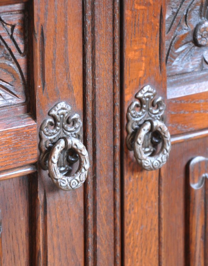 アンティークのキャビネット アンティーク家具 重厚感あるアンティークの英国家具、装飾がとっても美しいカップボード。扉はリング形で高級感があるオシャレな取っ手です。(j-1636-f)