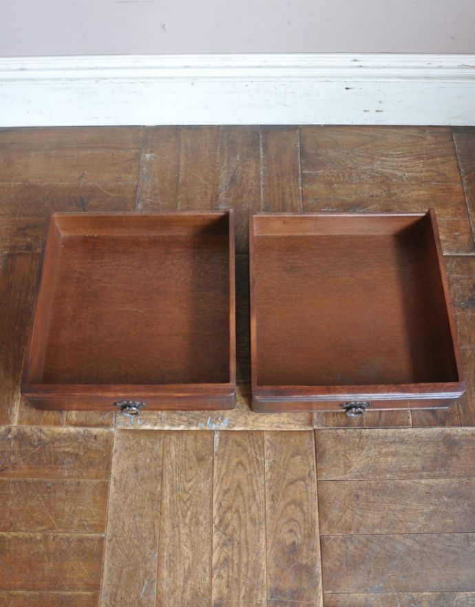 アンティークのキャビネット アンティーク家具 重厚感あるアンティークの英国家具、装飾がとっても美しいカップボード。引き出しは全部で2杯。(j-1636-f)